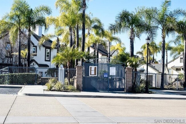 Building Photo - 2 Bedroom 2 Bath Condo with attached garage!