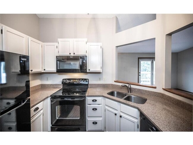 Building Photo - Bright & Updated Townhome in Eagan with Gr...