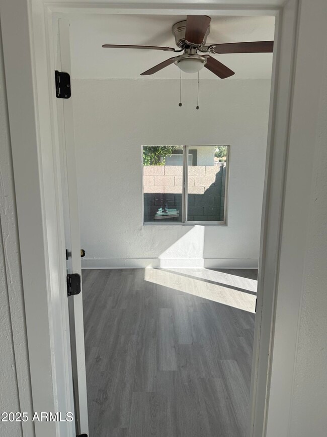 Building Photo - 2536 W Morten Ave