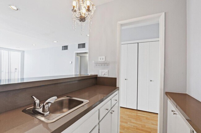 Building Photo - 927 Kings Rd