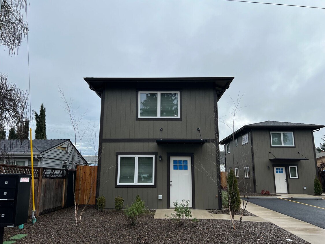 Foto principal - One bed/One Bath Apartment | Available Now