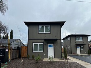 Building Photo - 534 Putnam St