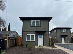 Building Photo - 534 Putnam St