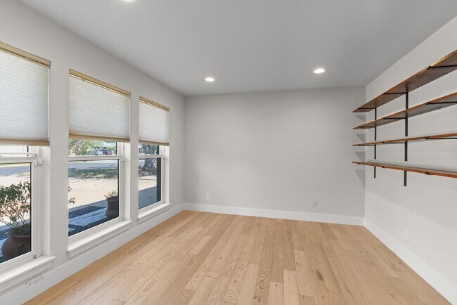 Foto del edificio - 5405 Fairmont Cir
