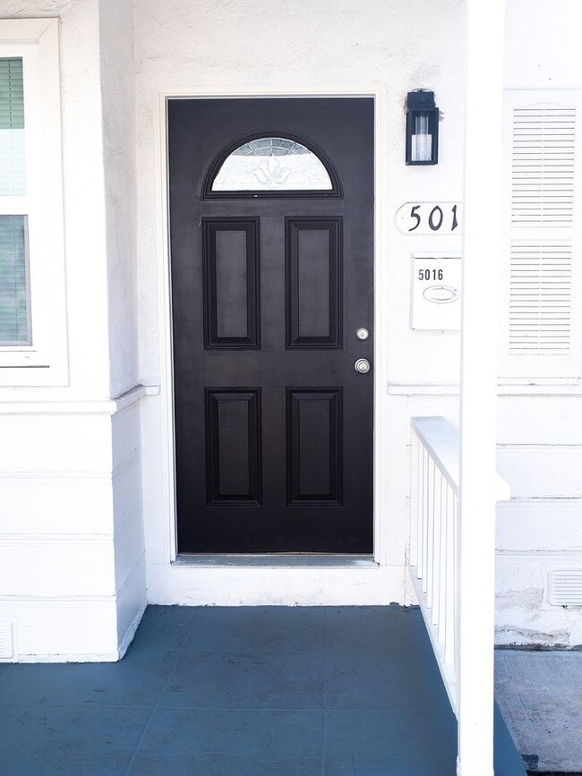 Foto del edificio - Sherman Oaks 2BD w/ Private Backyard, In-Unit W/D & Parking
