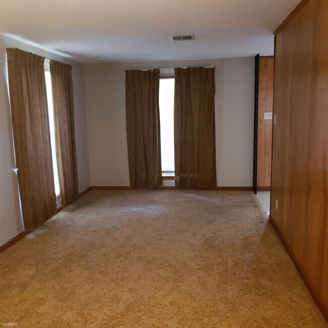 Building Photo - 3 br, 1.5 bath House - 858 Victory Dr