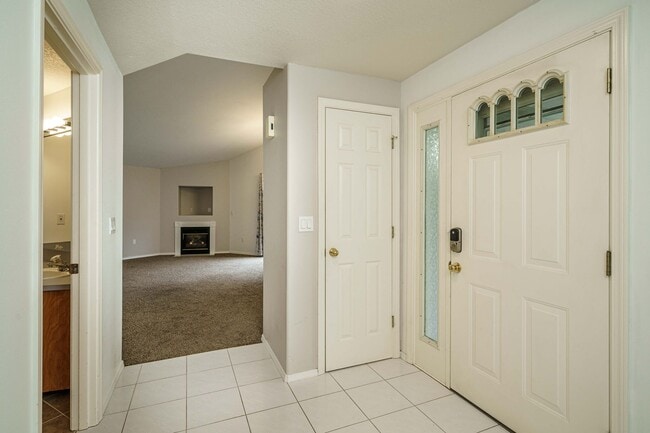 Building Photo - 2 Bedroom 2 Bath Single Level Move In Read...