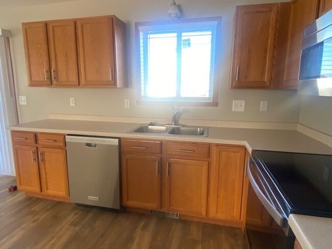 Building Photo - Comfortable 4 Bedroom with Garage & Fenced Yard for Rent!