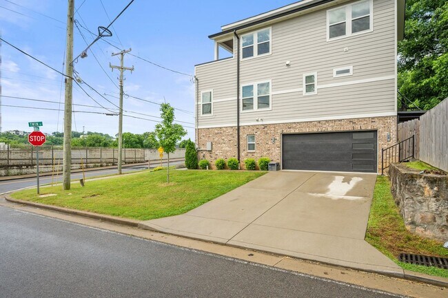 Foto del edificio - Charlotte Park Home