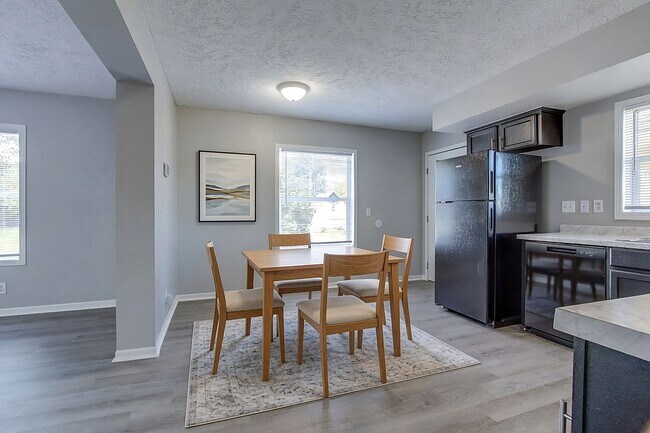 Foto del edificio - 4 Bed / 2 Full Bath Tri-Level — Garage, Dishwasher, Central A/C, W/D Hookups - Built 2001