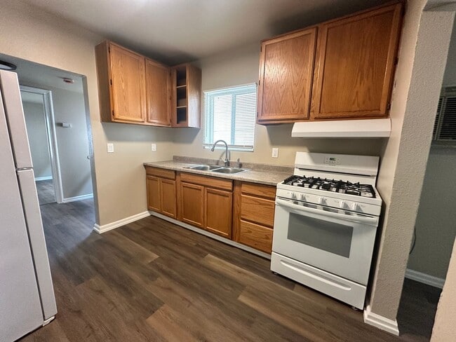 Building Photo - Newly Remodeled 2 Bed/1 Bath Home!
