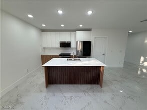 Building Photo - 2012 NE 28th St