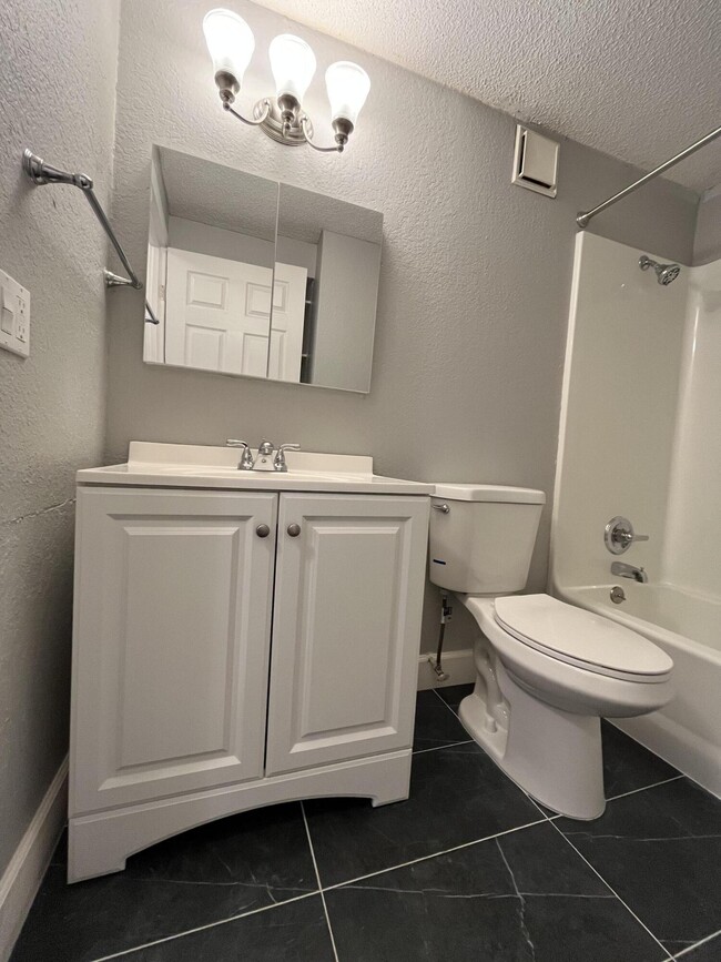 Building Photo - 2357 Greengate Cir