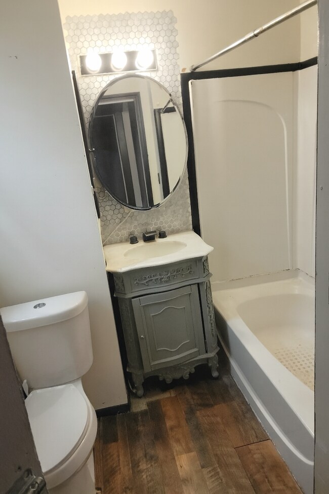 Building Photo - 1657 Pointview Ave