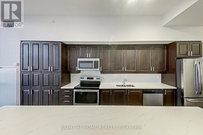 Photo du bâtiment - 550 N Service Rd