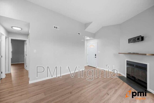 Foto del edificio - 631 Bluff Ct