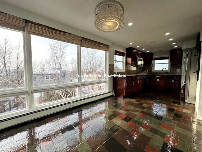 Foto del edificio - 63 Upland Rd