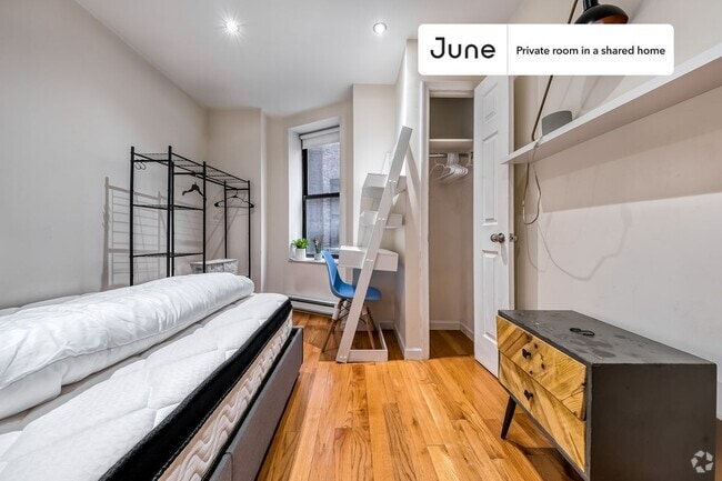Building Photo - Private bedroom in 4 bed/2 bath Home