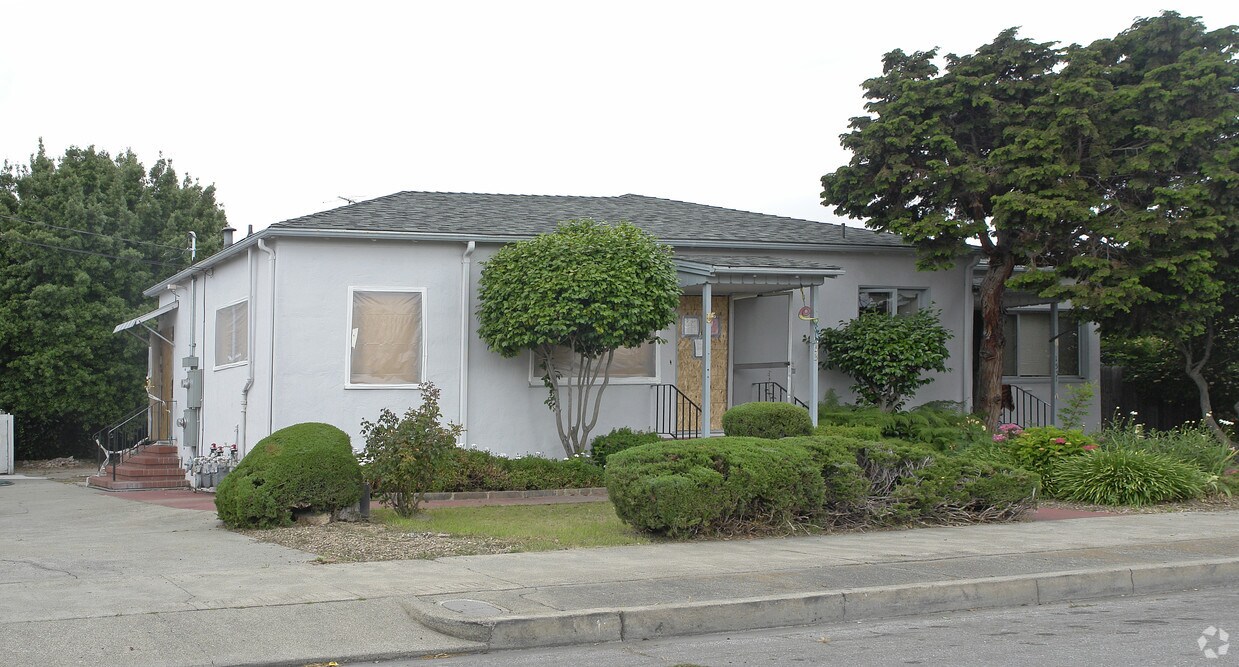 Building Photo - 1551 Santa Maria St