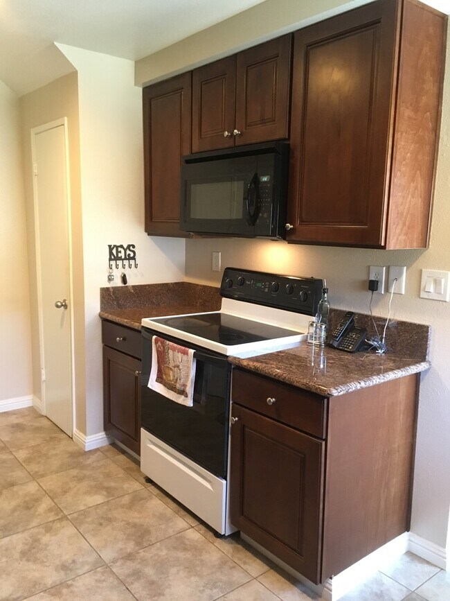 Foto del edificio - 3 Bedroom Condo - End Unit For Lease