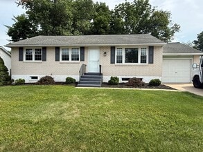 Building Photo - 581 Hemingway Dr