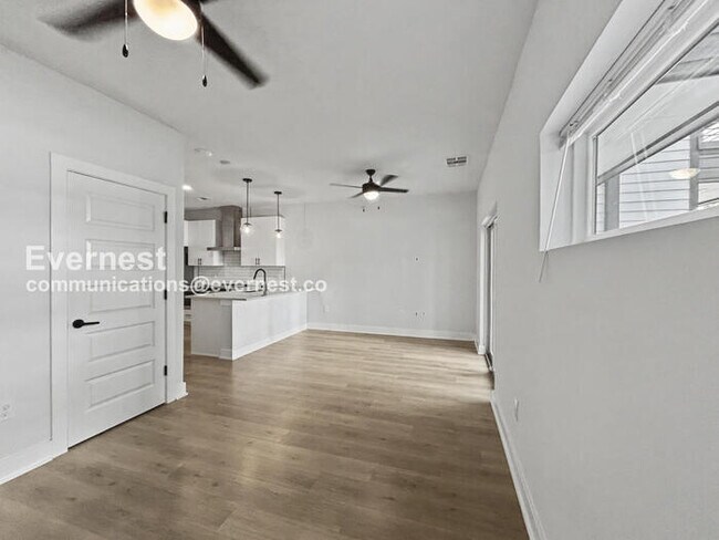 Building Photo - 1 Bed/1 Bath Condo with Modern Amenities / Pet-Friendly / Coming Soon!