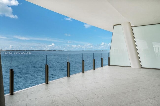 Foto del edificio - 5 Grove Isle Dr