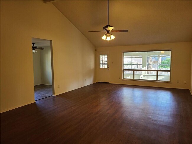 Foto del edificio - 13051 Silver Creek Dr