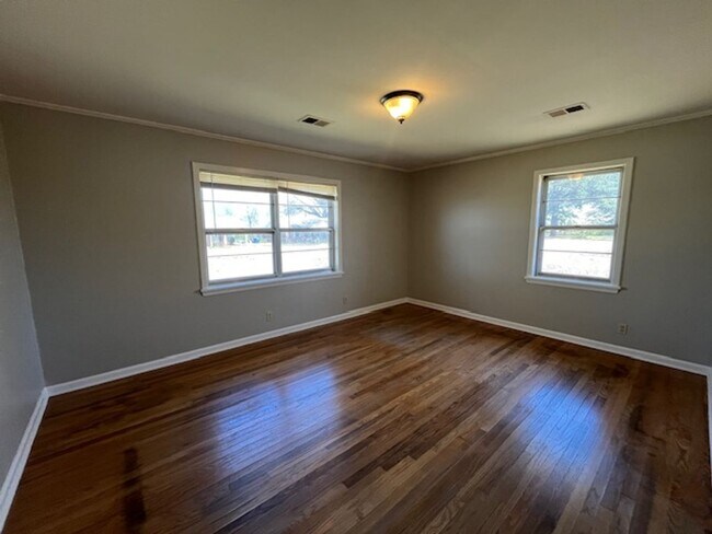 Foto del edificio - Renovated 2 Bedroom 1 Bath home with Another Room that could be used as a 3rd Bedroom!