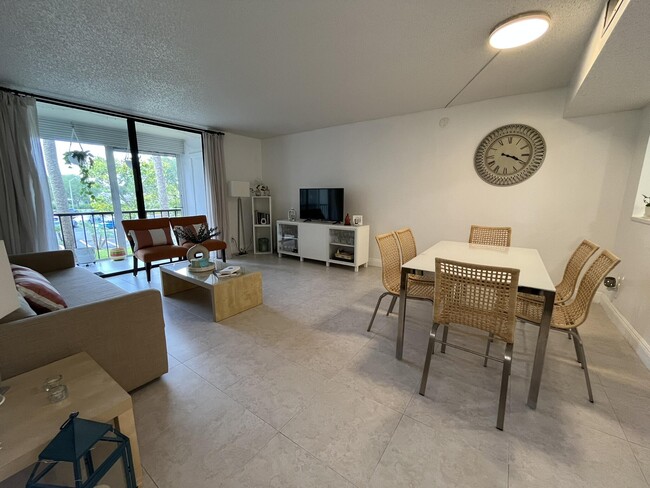 Building Photo - 5160 Las Verdes Cir