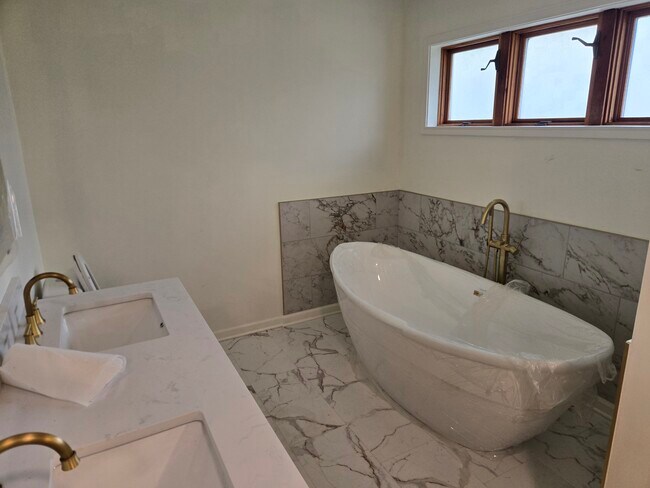 Building Photo - 115 Sandager Ave