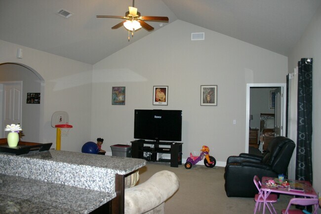 Building Photo - Great South Crestview Location!