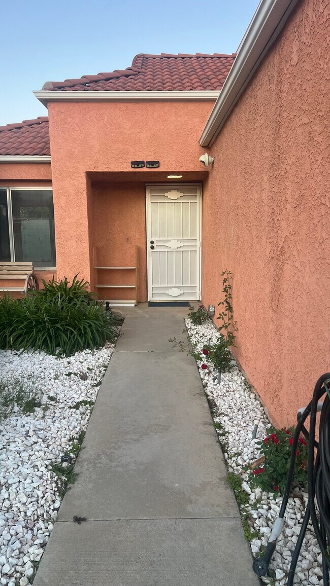 puerta principal - 38238 La Loma Ave
