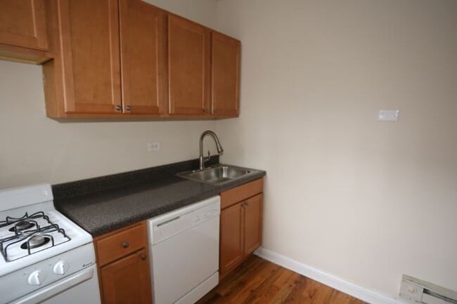 Foto del edificio - 3728 N Pine Grove Ave