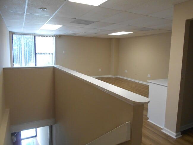 Building Photo - Second floor 1 bedroom, 1 bath suite in great location