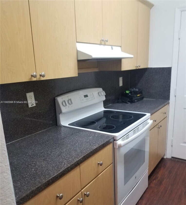 Foto principal - 941 NE 169th St
