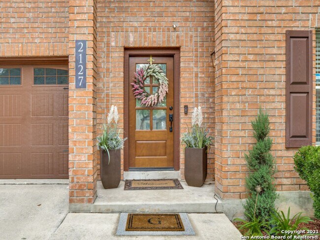 Building Photo - BEAUTIFULLY RENOVATED 4-BEDROOM HOME IN HUNTINGTON PLACE