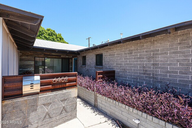 Foto del edificio - 6402 E Cambridge Ave