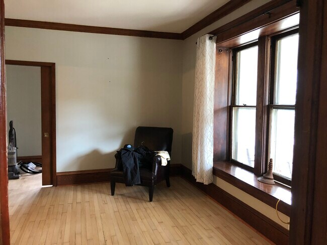 Living Room - 1016 E North St