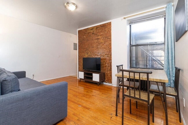 Building Photo - 335 E 94th St