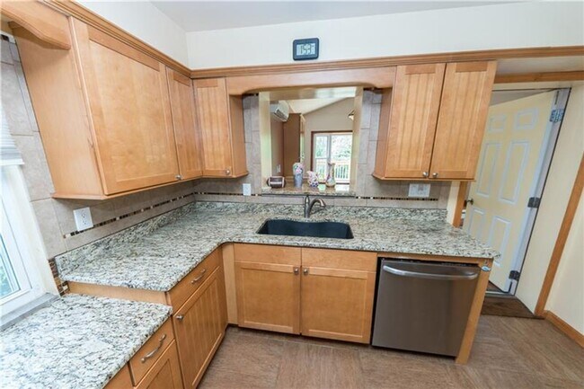 Foto del edificio - Spacious 4-Bedroom Rental with Huge Deck &...