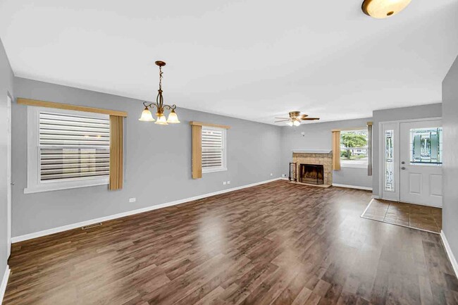 Building Photo - 9215 Fox Ct