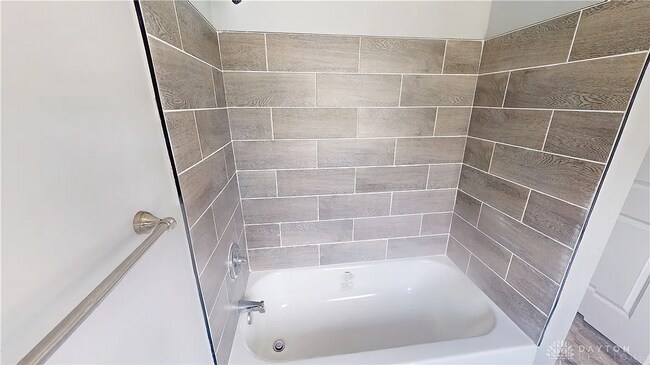 Baño completo y ducha - 2228 Wayne Ave