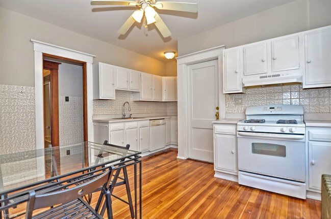 Building Photo - 2 br, 1 bath Triplex - 969 Elm St Fl 1