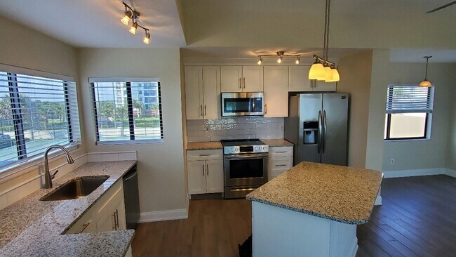 Foto del edificio - Oceanfront Poolside 2/2 Condo