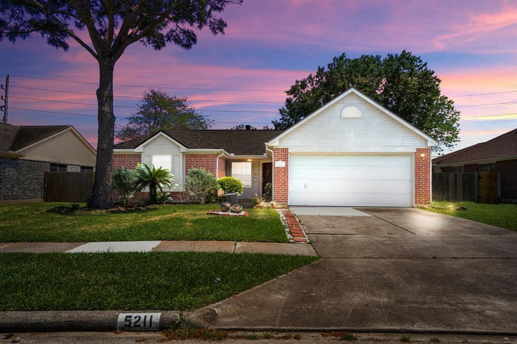 Foto principal - 5211 Roserock Ln
