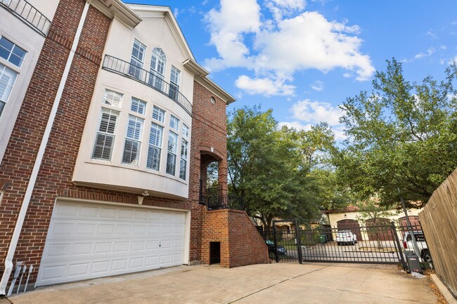 Building Photo - 2433 Quenby St