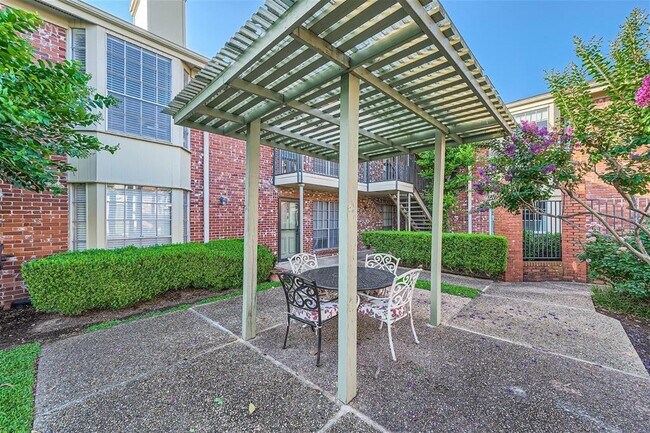Foto del edificio - 7920 Rockwood Ln