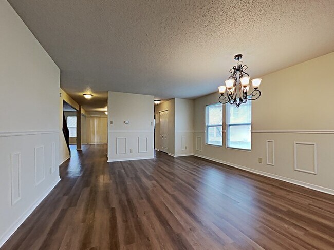 Building Photo - 4 bed 2.5 bath with adorable features in G...