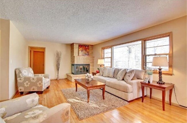 Building Photo - Spacious 4 Bedroom in Edina 1 Block from P...